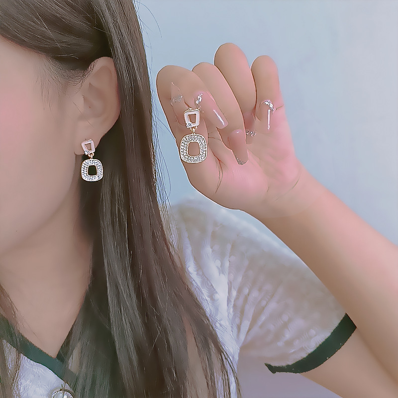 The S925 silver needle personalized hollowed-out geometric micro-set diamond earrings feature a unique and exquisite design, exuding a fashionable and elegant charm Specification drawing