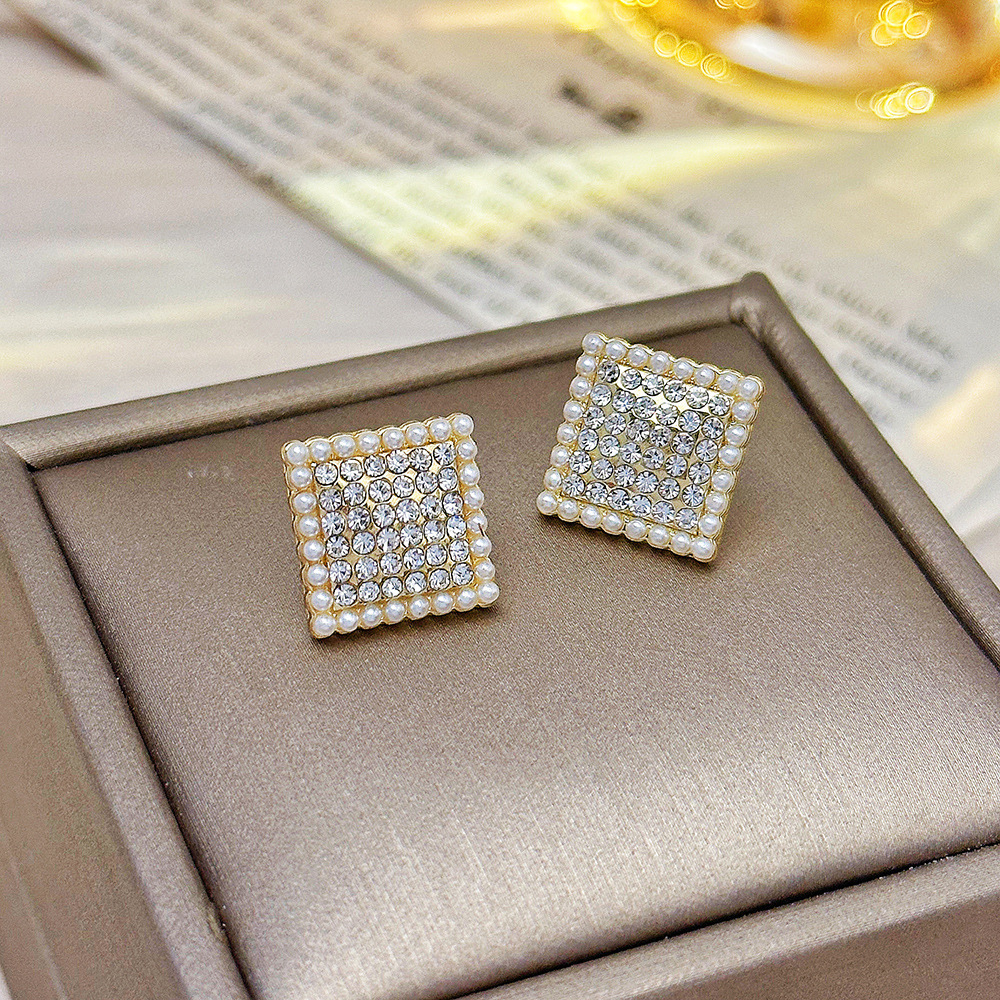 European and American fashionable geometric diamond-encruted quadrilateral pearl stud earrings, simple and versatile silver needle earrings, light luxury and high-end earrings Application Scenario