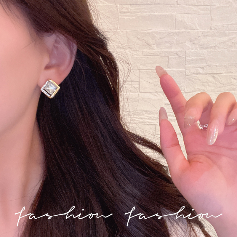 French diamond-shaped fashionable stud earrings are exquisite, versatile and elegant. Wholesale of geometric earrings with niche designs from Japan and South Korea Specification drawing