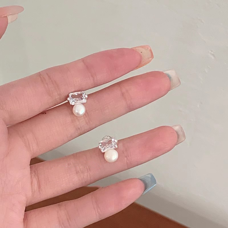 Pure Desire Aesthetic Zircon pearl stud earrings for women, simple, light luxury and fashionable earrings, niche design, elegant and versatile earrings Application Scenario