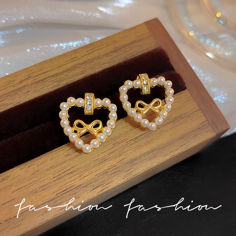 925 Silver needle hollowed-out heart-shaped bow pearl earrings, versatile for ladies, fresh, sweet and cute stud accessories full figure