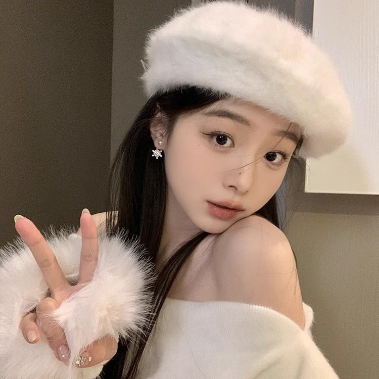 Christmas snowflake pearl earrings for women, unique autumn and winter atmosphere, niche stud design, light luxury and fashionable earrings full figure