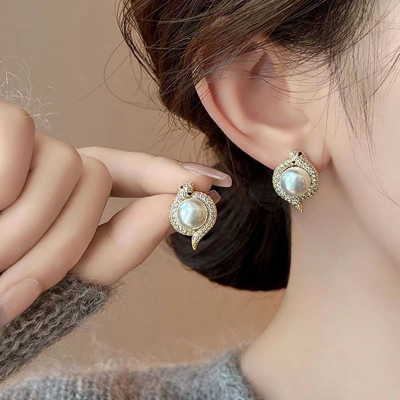 French-style snake-shaped pearl stud earrings for women, with a light luxury and high-end feel. Niche design, fashionable and versatile earrings Specification drawing