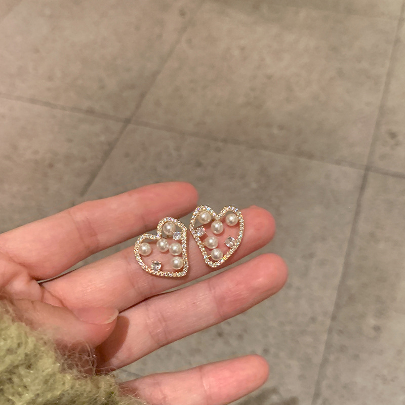S925 Silver needle Korean fashionable and elegant diamond-encrusted heart-shaped stud earrings, a niche design of pearl retro earrings by female Internet celebrities, a trend full figure