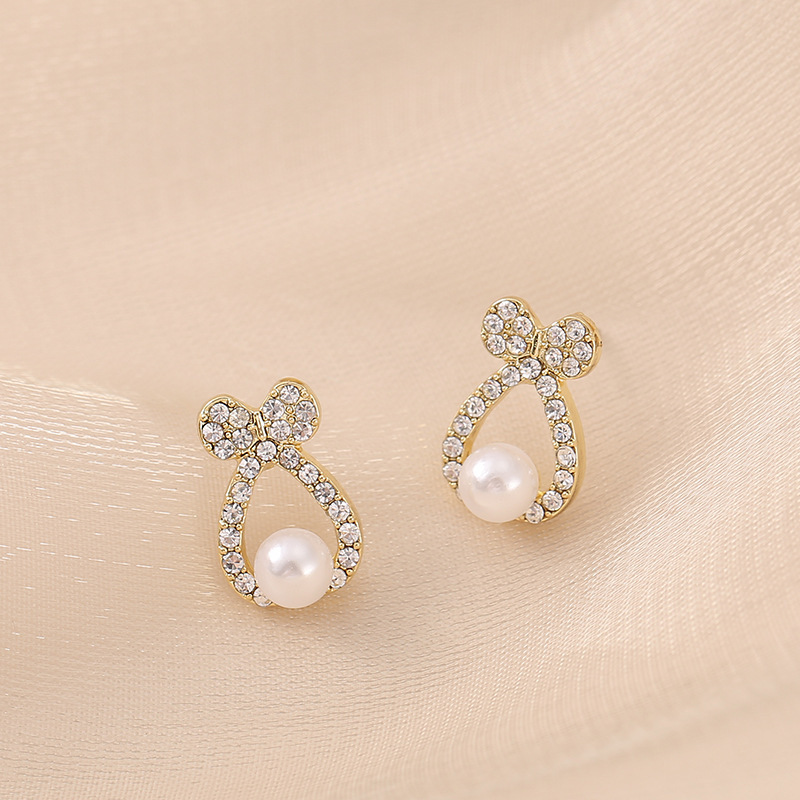 S925 silver needle earrings are available for wholesale from Yiwu manufacturer. Korean-style teardrop-shaped water diamond and pearl color-matched stud earrings details Picture