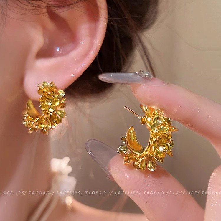 A cluster of golden flower C-shaped earrings, French fashion and high-end style for women, vintage and versatile earrings Specification drawing