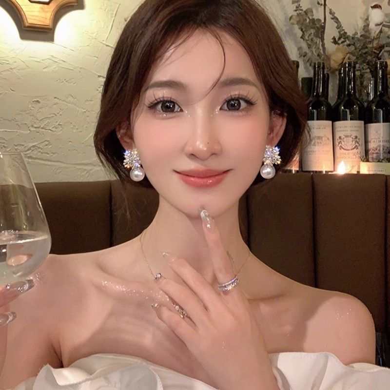 Exquisite full-diamond snowflake pearl earrings with a niche design and a high-end feel. The stud earrings are a light luxury, retro and trendy accessory for women Specification drawing