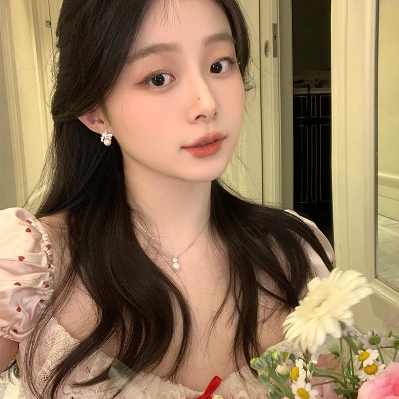 Spring oil-dripping zirconium butterfly pearl earrings for women, light luxury, niche, high-end, elegant and grand. Unique stud earrings Application Scenario
