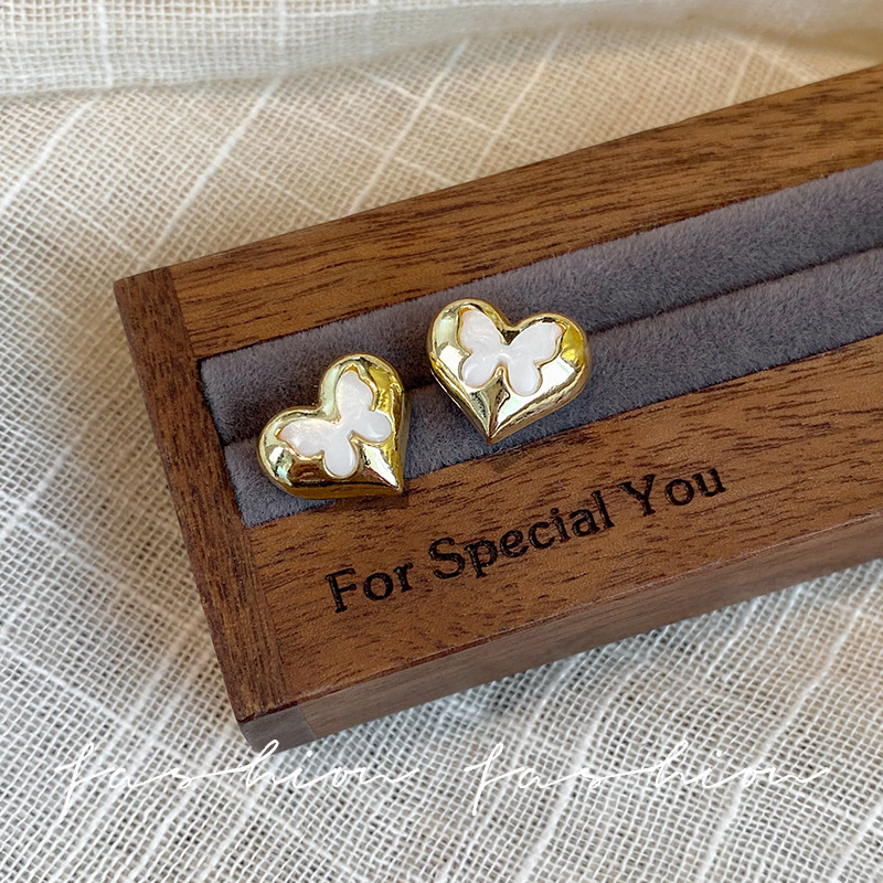 Retro, fashionable and simple design sense, heart-shaped butterfly stud earrings, women's French high-end style, versatile golden glossy earrings Application Scenario