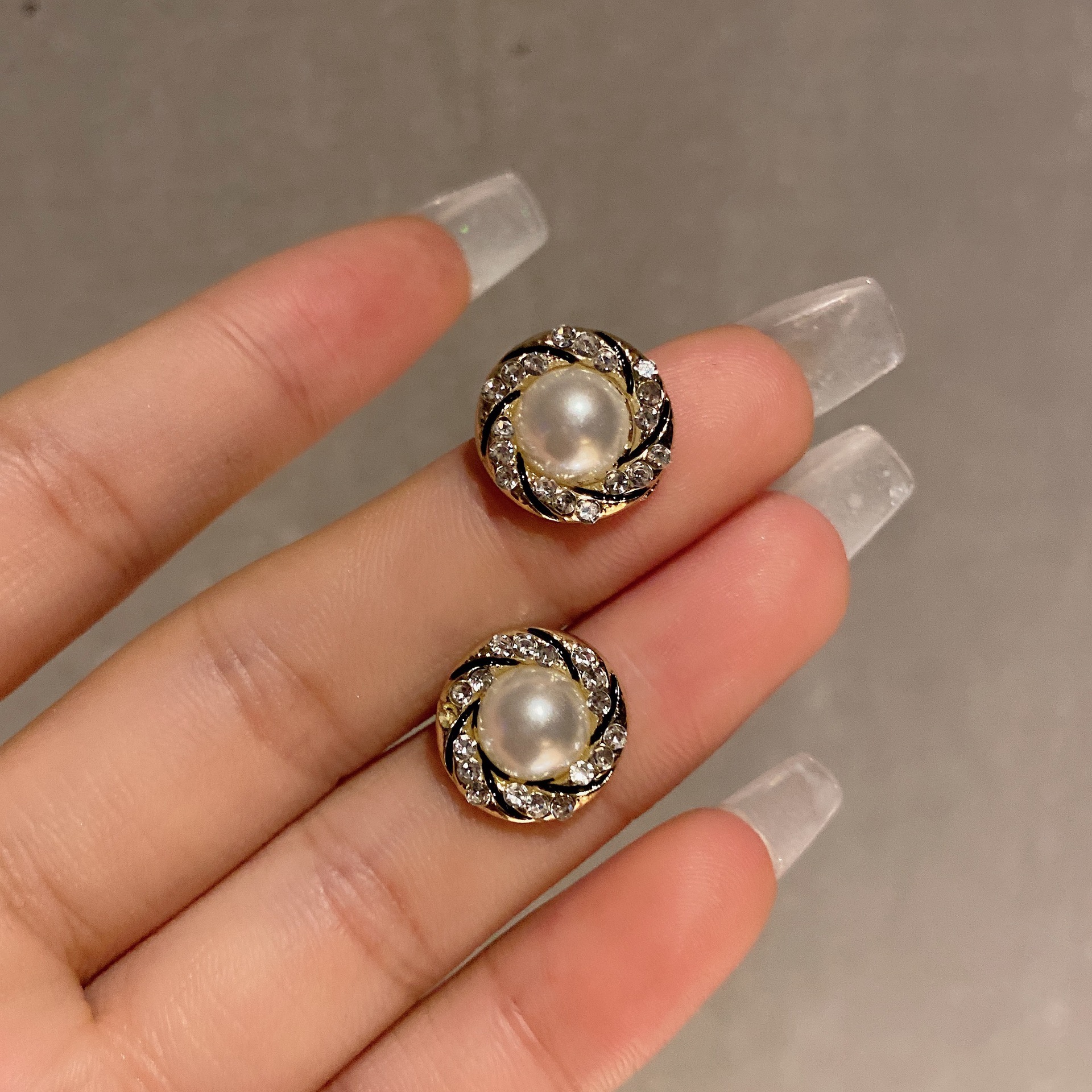 Pearl stud earrings for women, summer high-end, niche French earrings, fashionable, versatile, retro, simple and elegant stud earrings Specification drawing