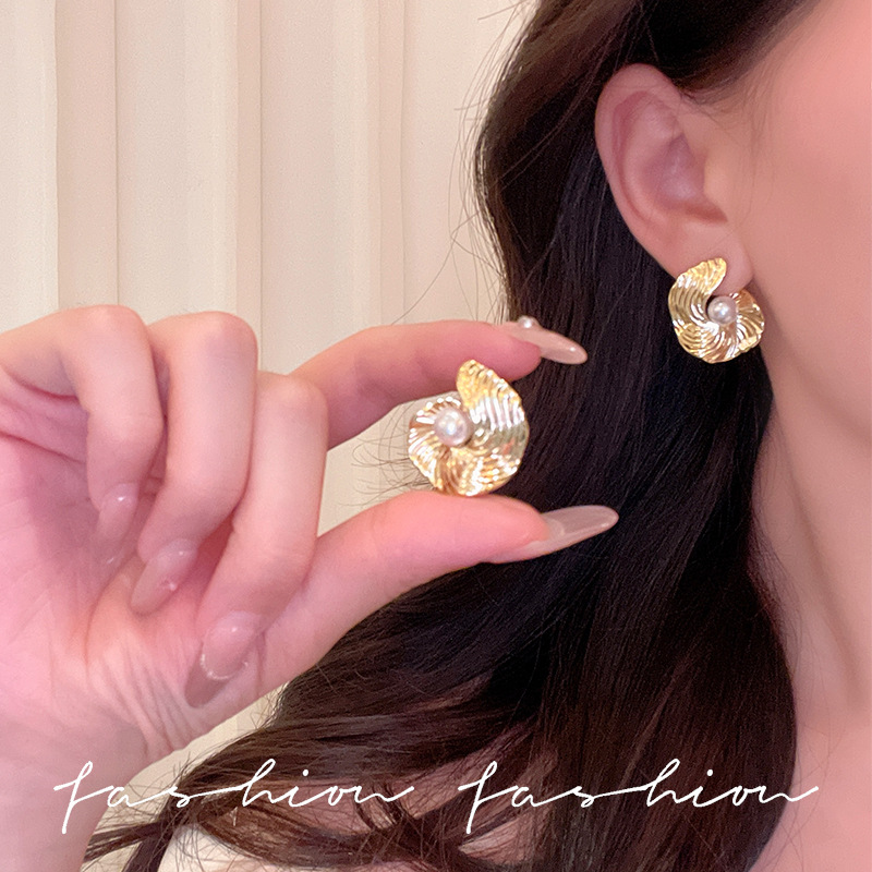 Circular striped, pleated, silver irregular pearl stud earrings with a niche design feel, European and American commuter earrings and earrings details Picture