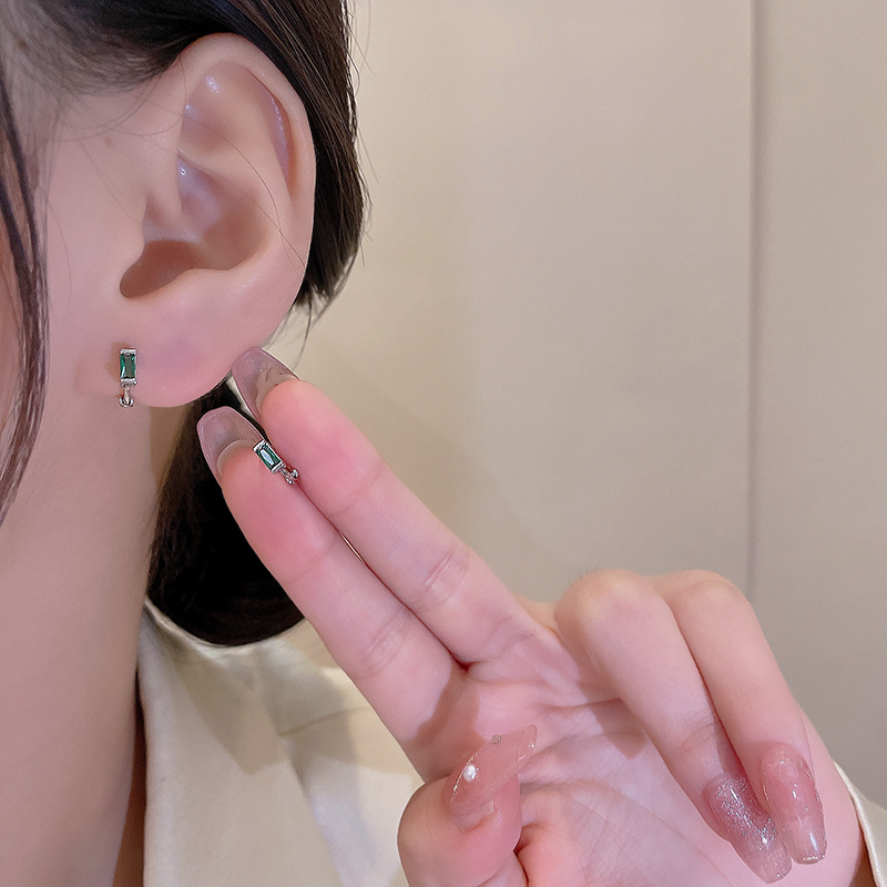 No need to take off emerald small ear rings for sleeping. Trendy, niche, retro ear buckles on Instagram. French versatile and elegant earrings details Picture