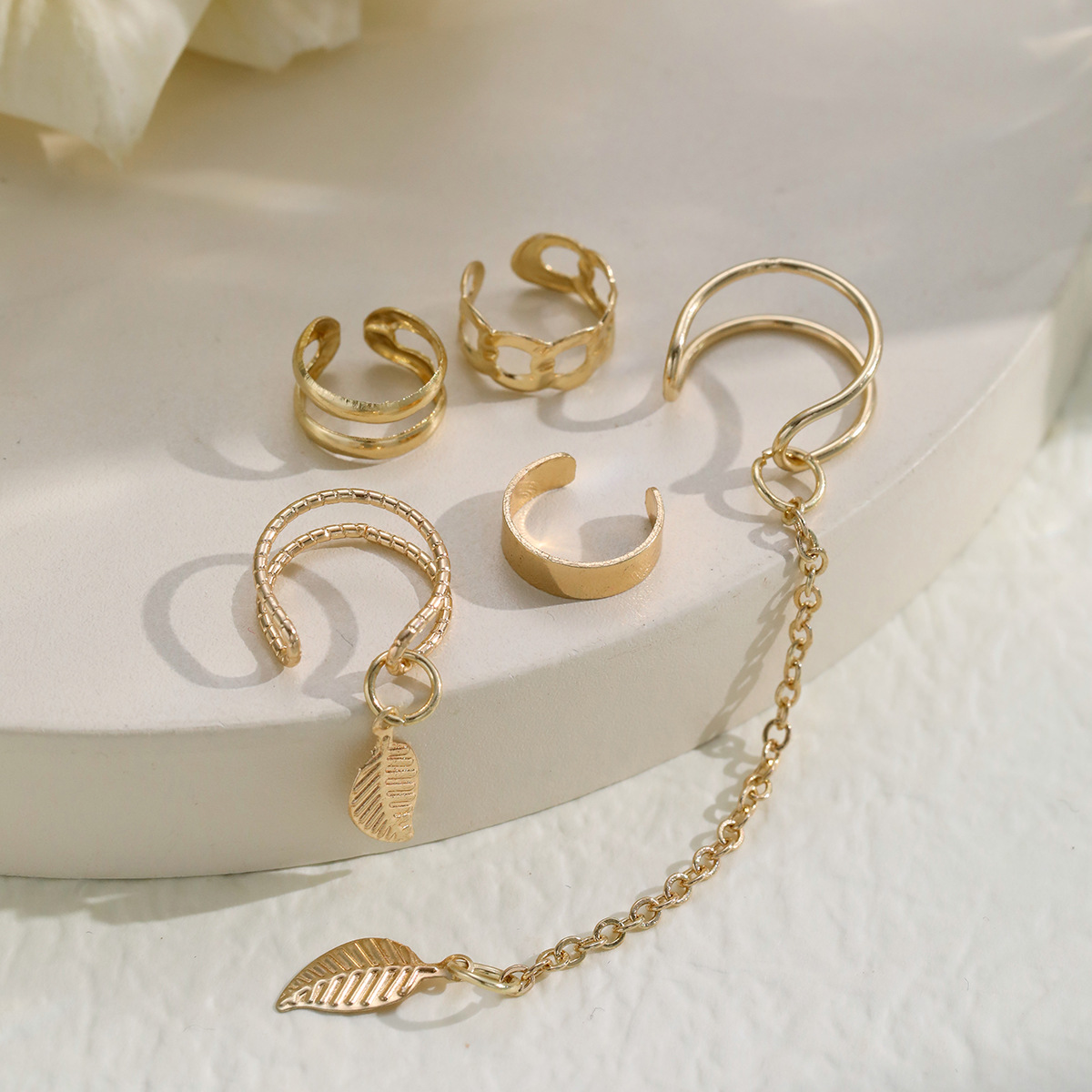 A 5-piece set of creative and light luxury C-shaped ear clips featuring cross-border fashion, temperament and individuality, golden leaf tassel chain details Picture