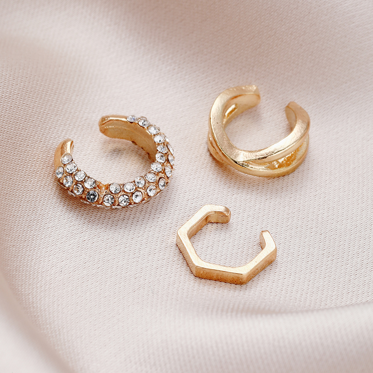 A 3-piece set of European and American fashion cross-border creative geometric high-end sense dot diamond geometric cross ear clips, personalized and simple earrings Application Scenario