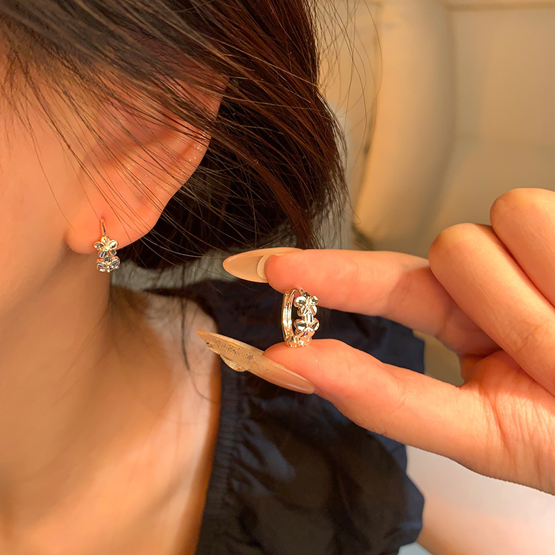Flower earrings suitable for spring and summer, women's 2025 new style, high-end and unique ear studs, exquisite and small, versatile earrings full figure