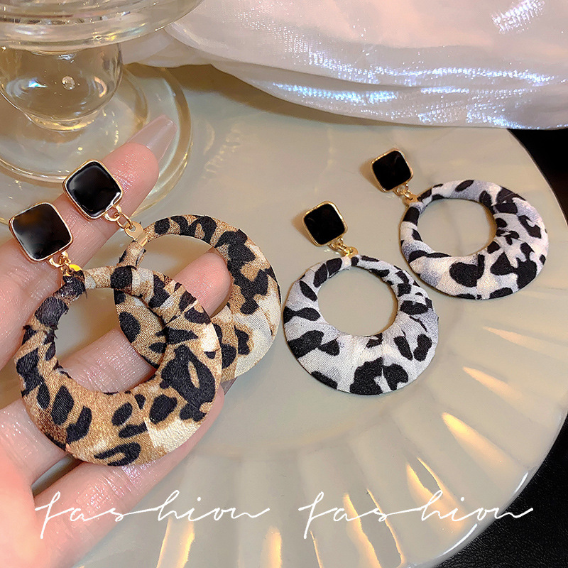 European and American retro leopard print fabric wound circle steel needle earrings, unique geometric style, high-end sense of earrings for women wholesale full figure