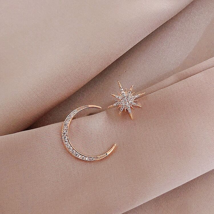 925 Silver Needle Earrings, Star and Moon Earrings, asymmetrical ear pendants, ear studs, popular and elegant female earrings Application Scenario