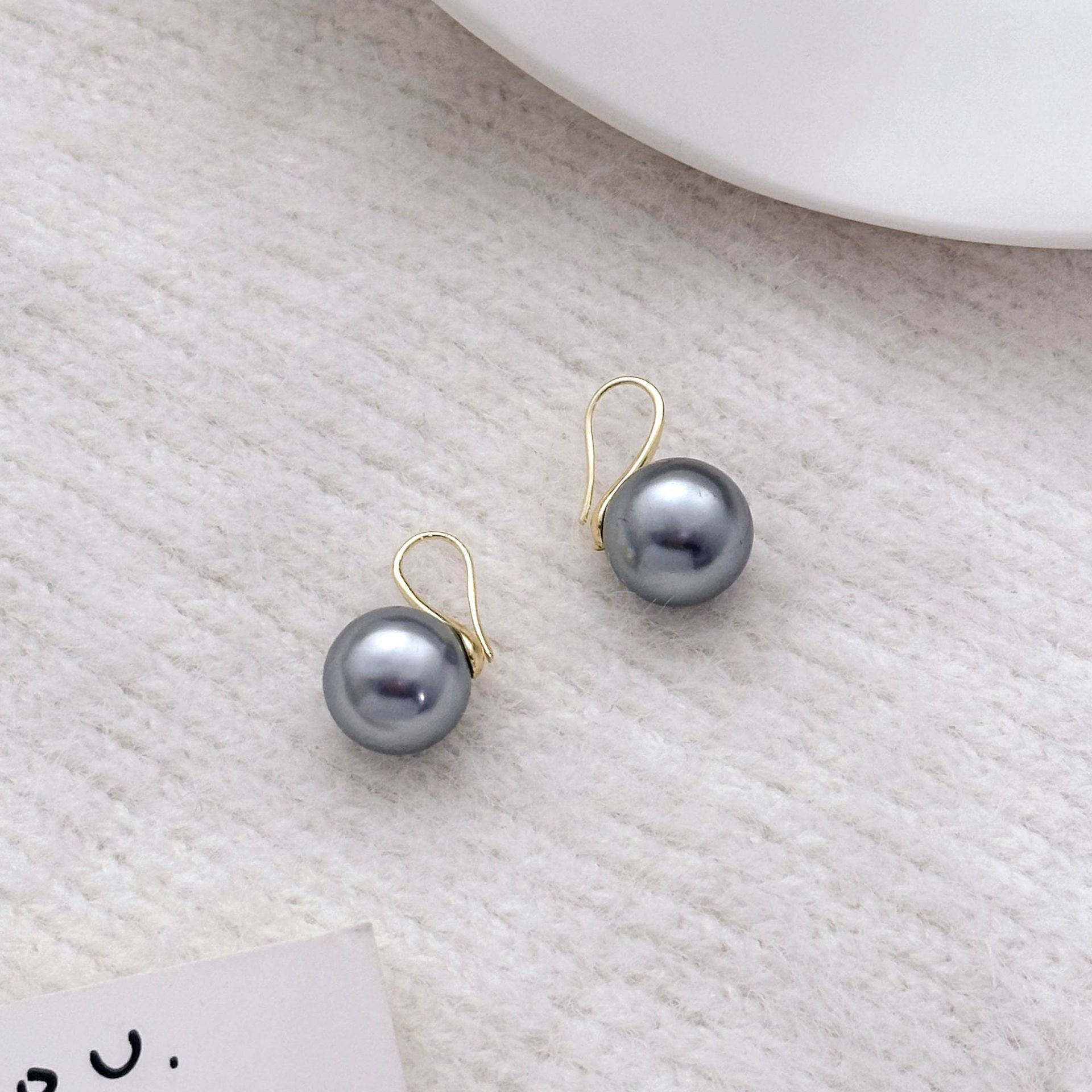 The gentle and round grey pearl earrings exude a retro charm. They are simple and elegant for daily commuting, with a touch of luxury and sophistication. The ear hooks are perfect for women details Picture