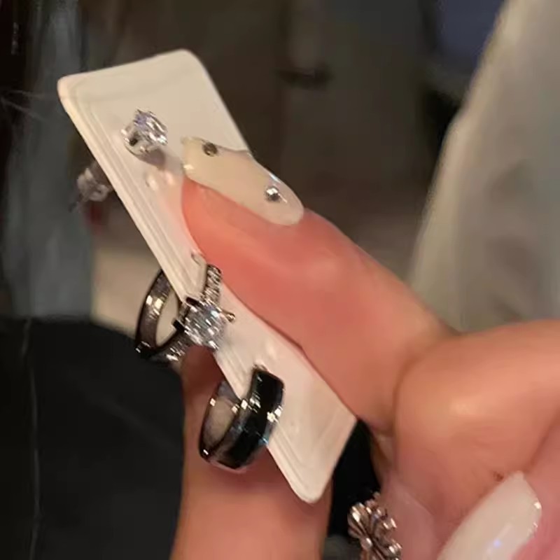 The minimalist, individualistic and cold style six-piece ear stud set features a niche design and a high-end, versatile earring style. The new 2024 earrings are a trend Application Scenario