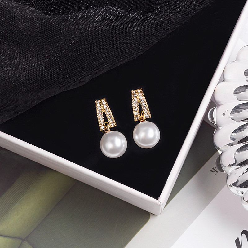 S925 Silver needle pearl elegant diamond earrings, simple, small and exquisite, popular long pendant stud earrings, Korean earrings Application Scenario