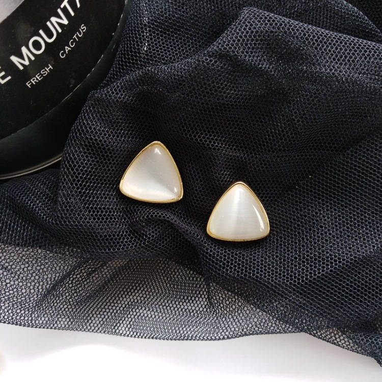 S925 Silver Needle New cold style triangular cat's eye stone ear Stud, Korean style, individual and simple earrings and accessories for women Application Scenario