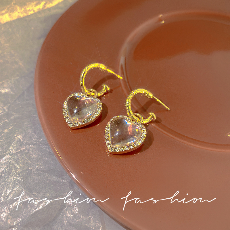 French retro zircon transparent heart-shaped ear rings for women, Korean style, versatile and elegant stud earrings and earrings wholesale full figure