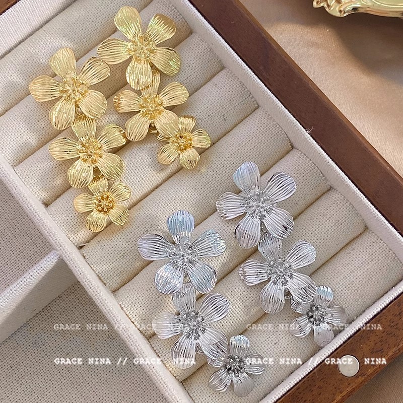 The retro flower-shaped tassel stud earrings are a new 2025 bestseller for women, exuding a sense of light luxury and sophistication Application Scenario