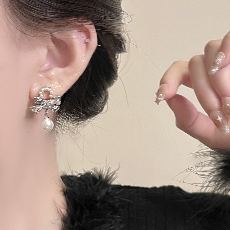 Korean-style exquisite bow pearl earrings, 925 silver needle high-end stud earrings, light luxury, internet-famous style earrings and accessories Application Scenario