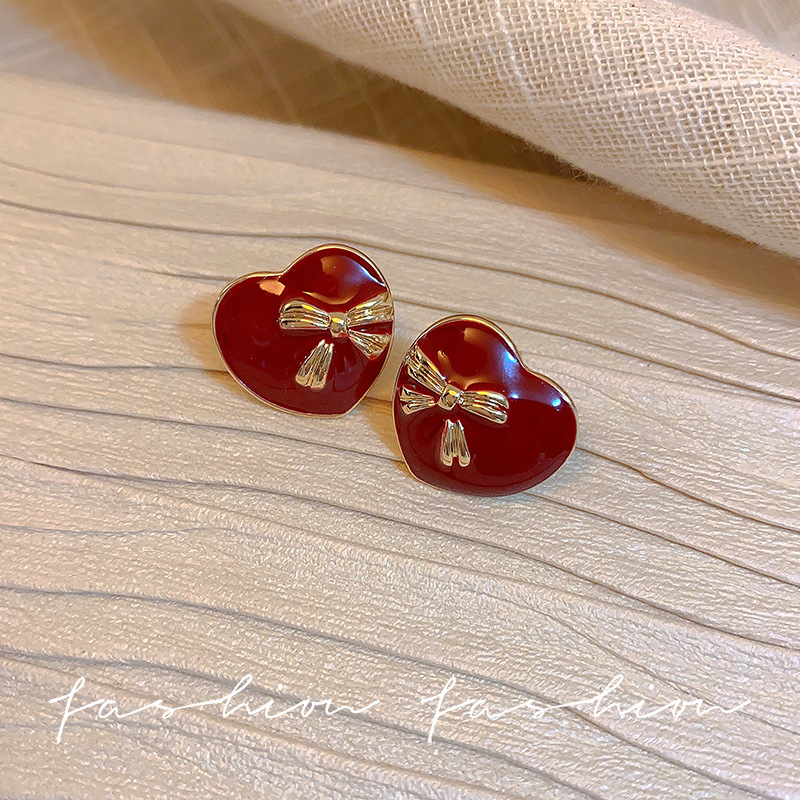 The Ankela red heart stud earrings feature a special design and a high-end feel. They are New Year's earrings with a retro Hong Kong style and a sweet Korean touch Specification drawing