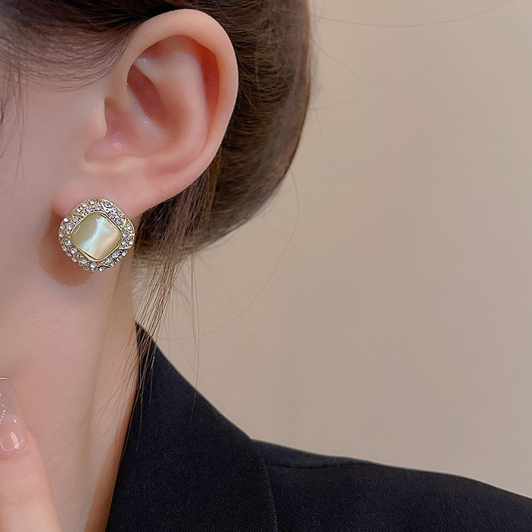 Retro and simple square diamond-encrusted earrings for women, versatile and trendy small stud earrings S925 silver needle Korean version earrings Application Scenario