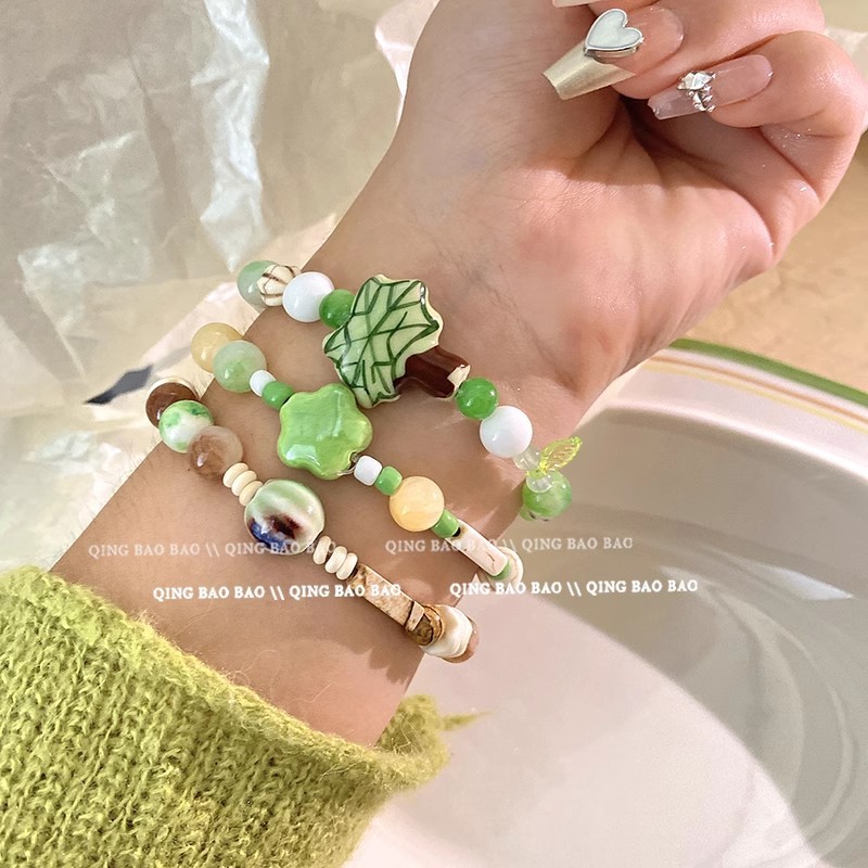 Forest-themed white and green coconut tree beaded bracelet, a unique and exquisite design for women, exudes a sense of high-end luxury and fashion, and is a versatile accessory full figure