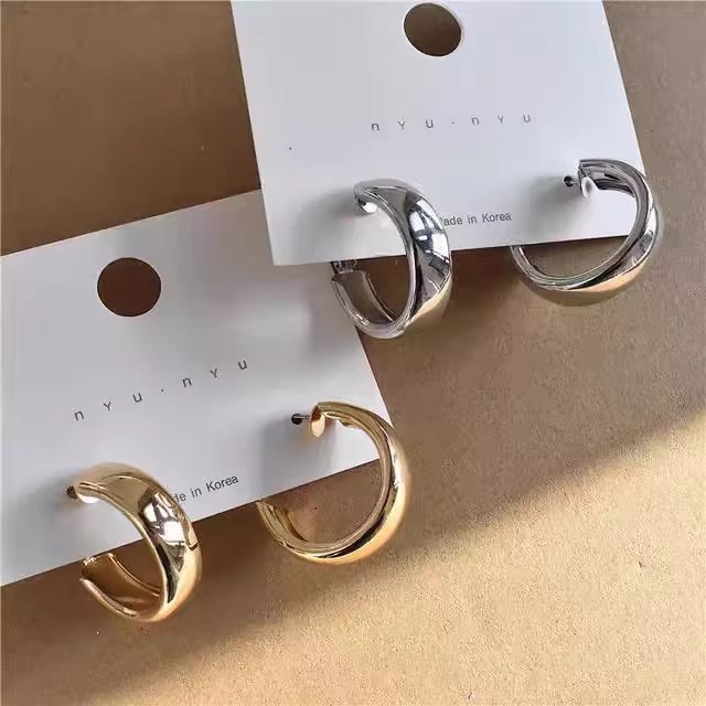 French retro and simple large plain ring earrings, a niche design for women with a fashionable and high-end feel, light luxury and elegant ear accessories Application Scenario
