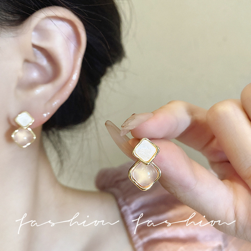 The delicate square stud earrings in the style of "Little Chanel" are simple and cold in style for women. They are light luxury, niche, versatile and high-end earrings details Picture