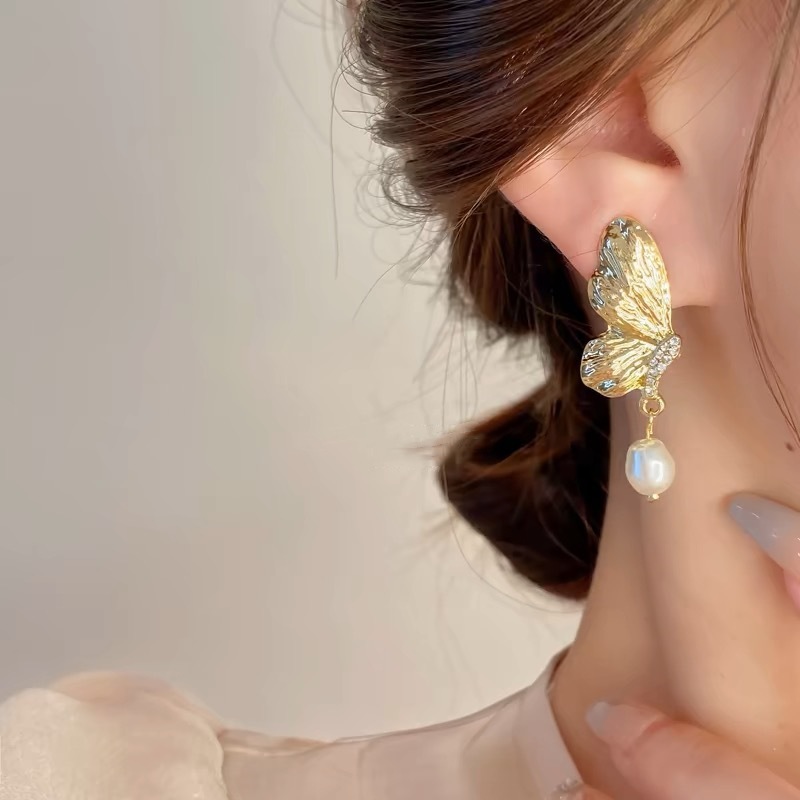 French-style micro-inlay butterfly wing pearl earrings, women's niche light luxury design, high-end ear studs, retro earrings wholesale Application Scenario
