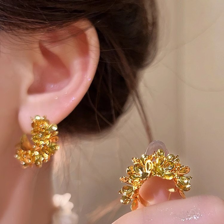 A variety of golden flower C-shaped earrings, a new bestseller for women in 2025, with a high-end feel and retro charm Specification drawing