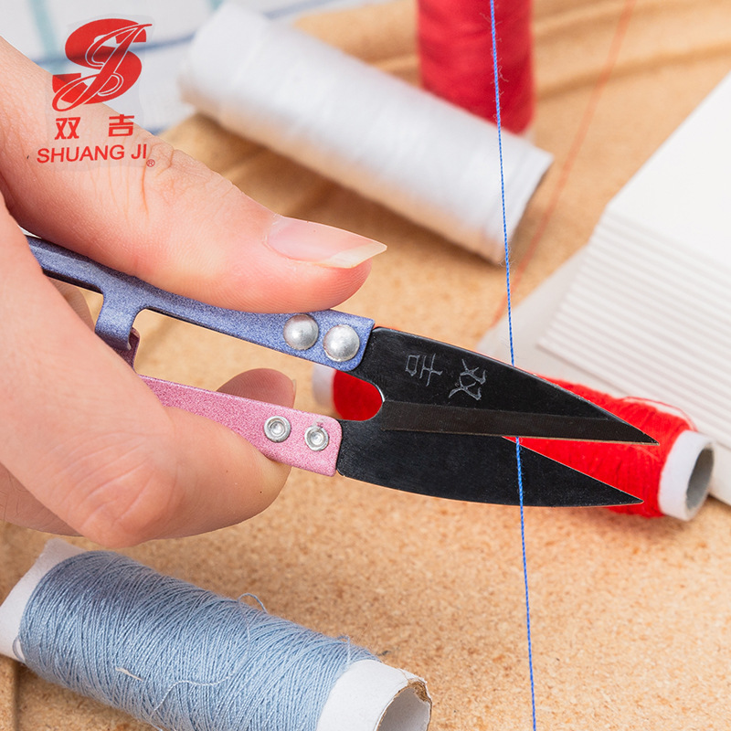 A small pair of scissors for cutting thread ends, a tailor's U-shaped scissors for thread cutting, a special yarn scissors for cross-stitch, sewing scissors for household use Application Scenario