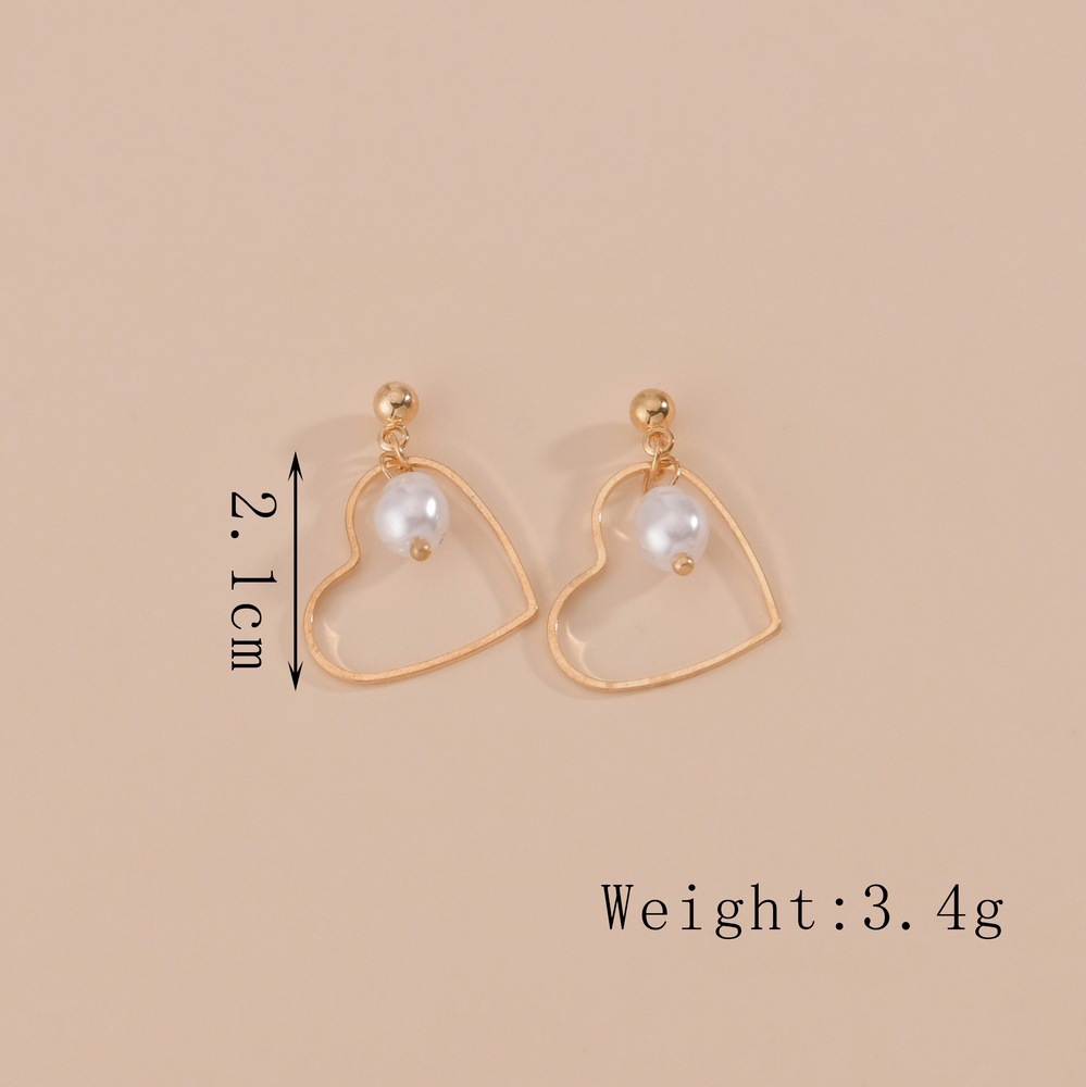 Japanese and Korean versions of fashionable and sweet heart-shaped pearl geometric alloy women's earrings, stud earrings and pendants Application Scenario