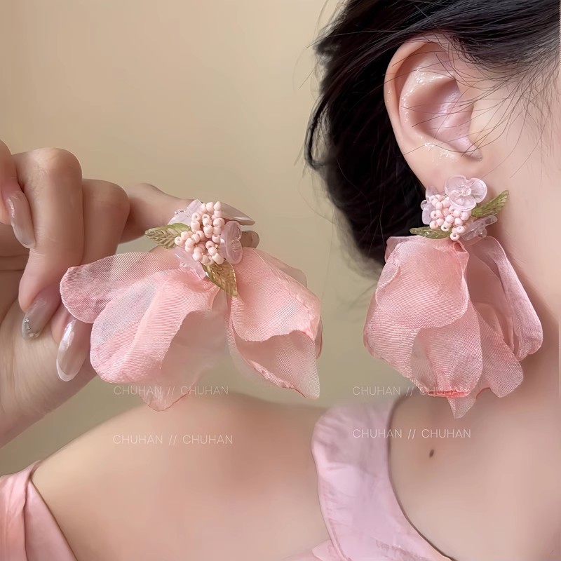 Korean-style white flower pearl earrings for women, a light luxury and high-end look, elegant earrings that make the face look fair and blue stud earrings details Picture