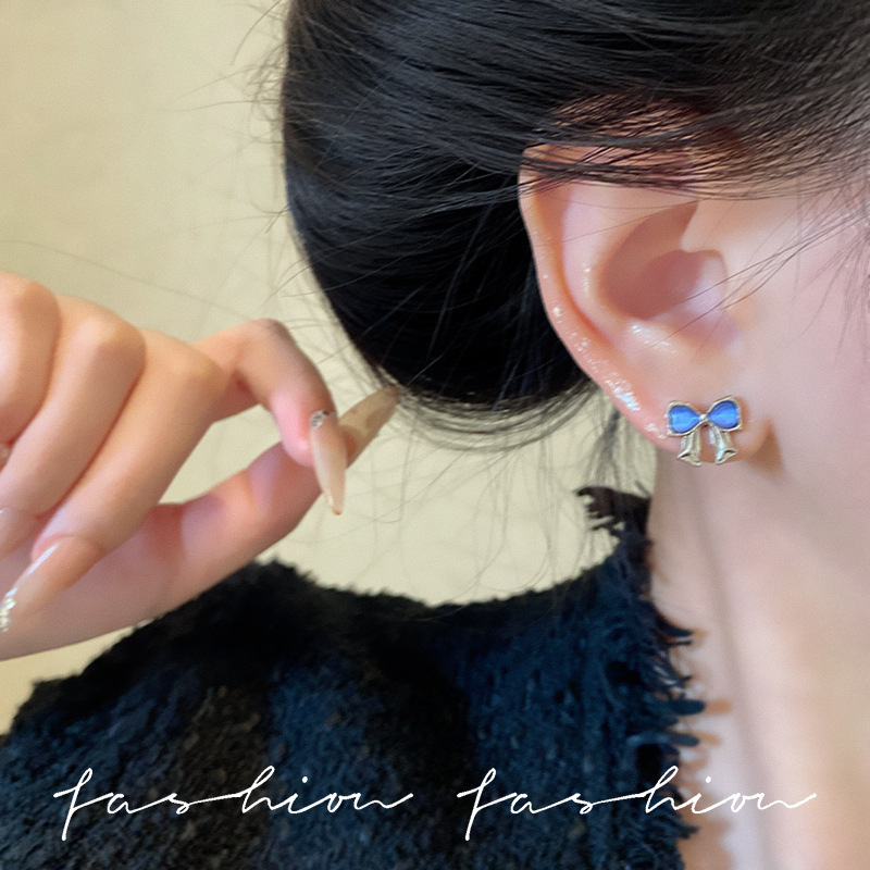Korean-style sweet bow stud earrings, a niche design for women, exude a sense of sophistication and versatility. These are fashionable and elegant commuting earrings Specification drawing