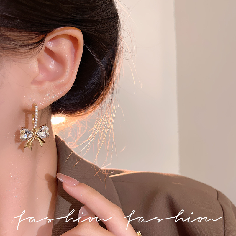 Elegant zircon butterfly crystal earrings for women, new trendy pearl stud earrings from Japan and South Korea, versatile, high-end and exquisite earrings Specification drawing