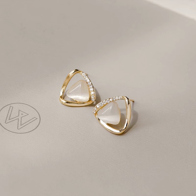 Sweet and versatile, elegant cat's eye stone earrings for women 2025 New triangular cat's eye stone earrings S925 silver needle earrings Application Scenario