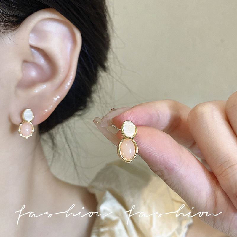 The delicate square stud earrings in the style of "Little Chanel" are simple and cold in style for women. They are light luxury, niche, versatile and high-end earrings Application Scenario