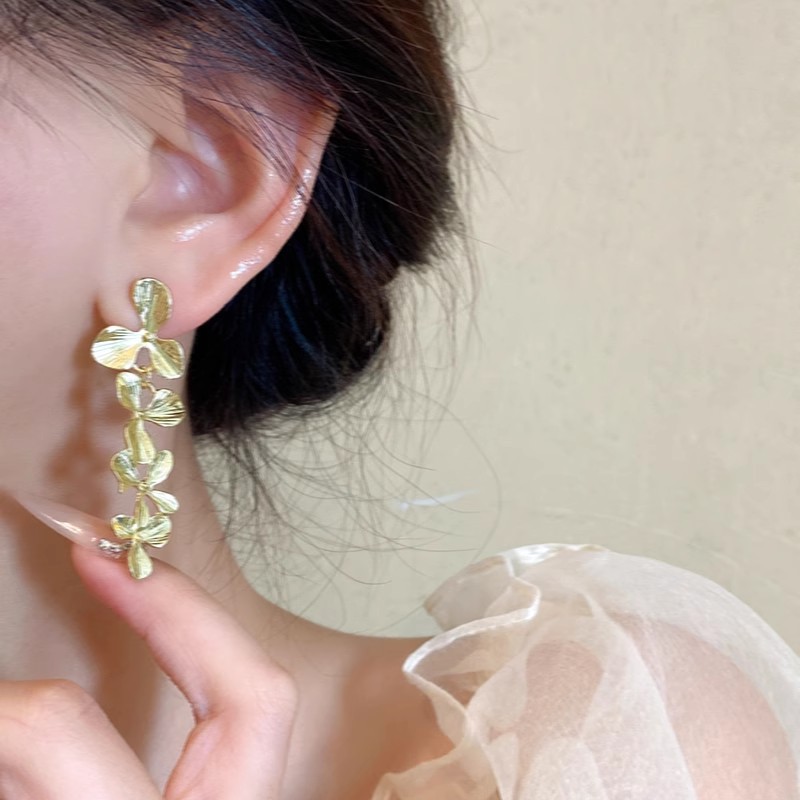 French romantic metal flower earrings, women's fashionable and elegant, exaggerated stud earrings, light luxury, fashionable and high-end, unique earrings Specification drawing