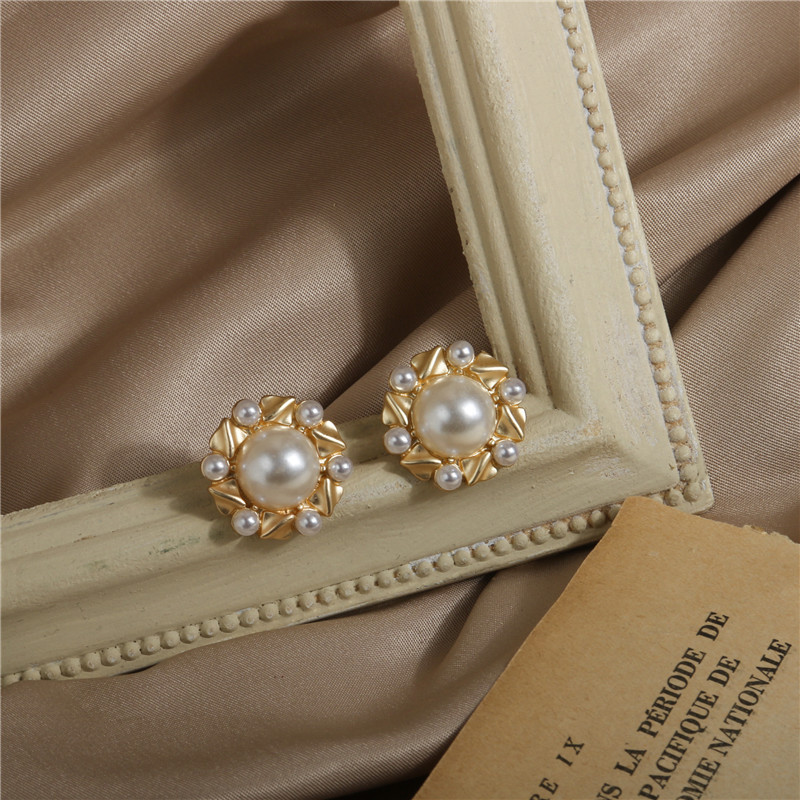 French court retro circular matte metal earrings 925 silver needle wholesale, elegant and refined matte pearl stud earrings Application Scenario