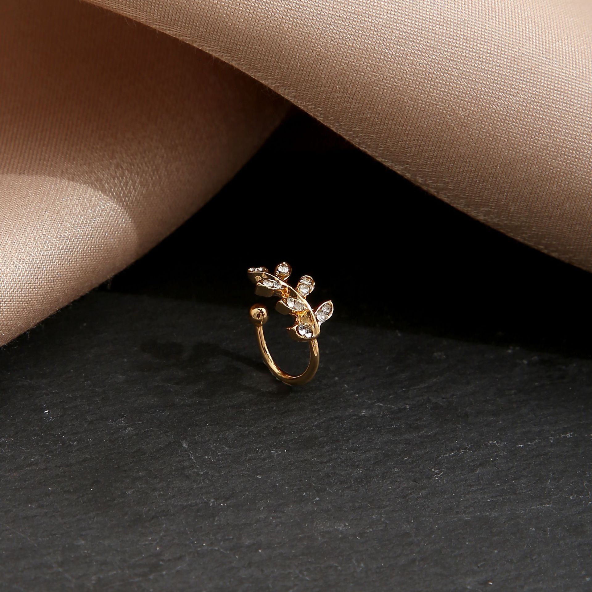 The popular point-drilled leaf ear bone clip in Europe and America, the no-ear hole ear clip, is a creative, simple and individual C-shaped cartilage clip Specification drawing