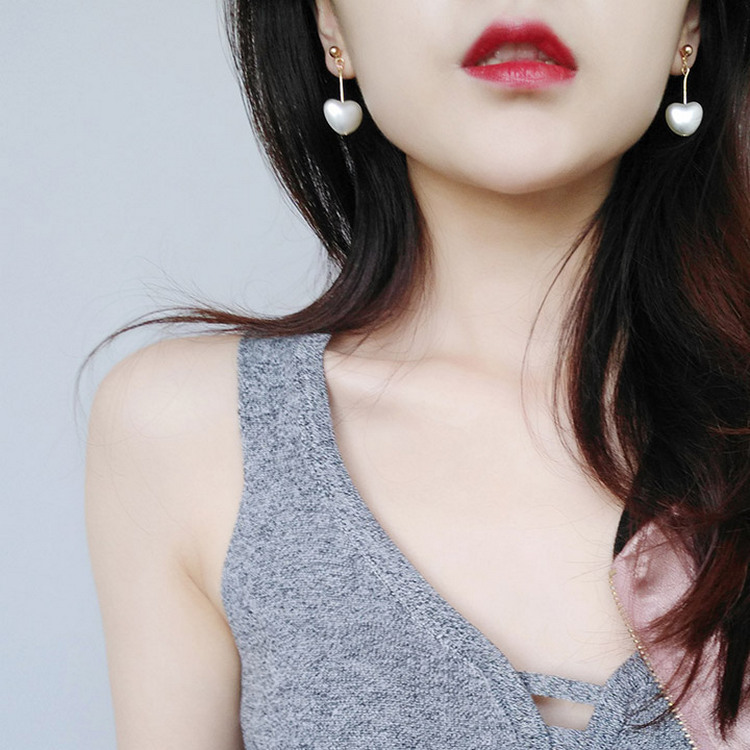 Retro girlish Harajuku frosted pearl heart-shaped earrings, Japanese-style soft girl stud earrings, heart-shaped pearls details Picture