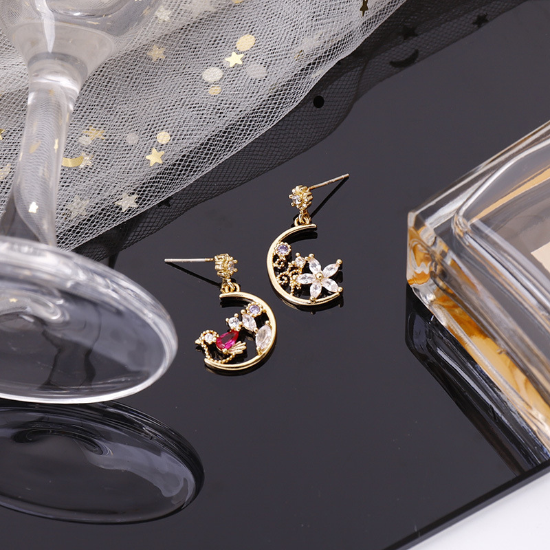 The small and exquisite zircon cartoon bird earrings, with their elegant geometric silver needles, are perfect for spring details Picture