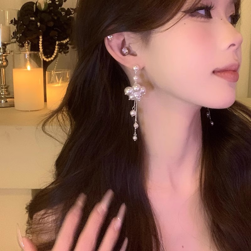 French pearl tassel long earrings, exquisitely elegant and stylish stud earrings, retro and grand beaded, 2025 new style earrings for women Application Scenario