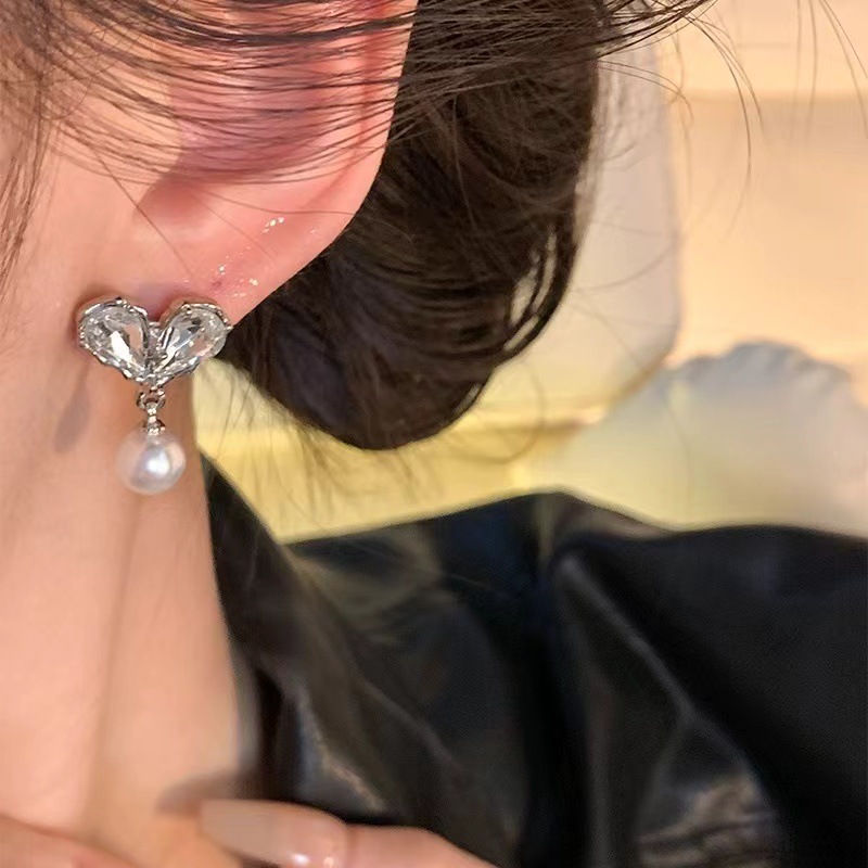 s925 Silver Needle Niche Light Luxury heart-shaped pearl stud Earrings, women's high-end design sense, versatile earrings and accessories wholesale details Picture