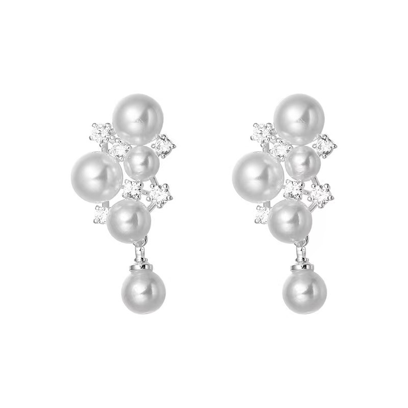 French retro style pearl earrings with a sense of high-end luxury, small grapes strung together, frequent ear studs, light luxury and niche earrings for women Item Picture